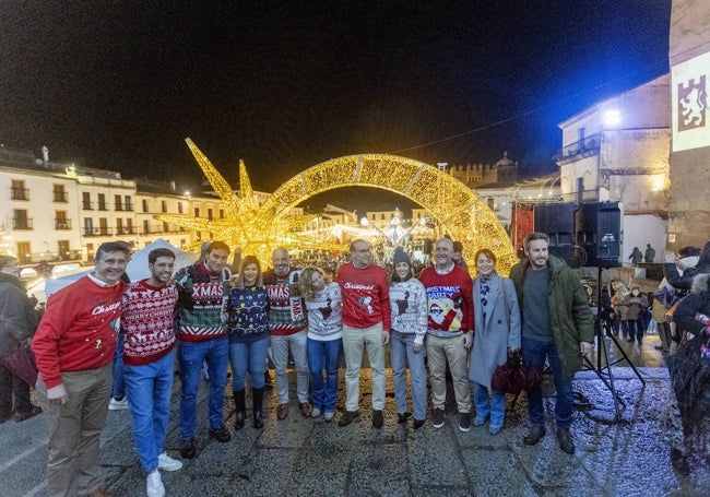 El equipo de gobierno municipal se atavió con jerséis de Navidad.