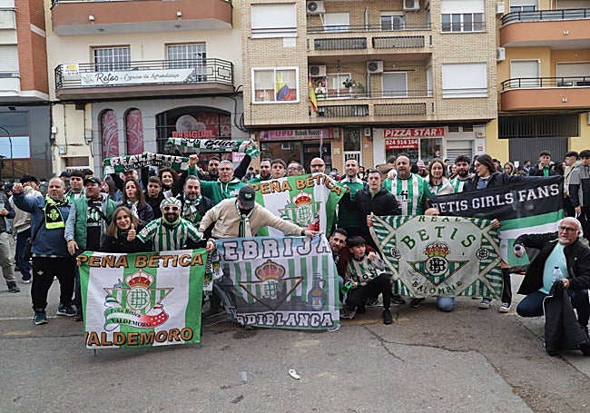 Los béticos llenaron de verdiblanco las calles de Villanueva de la Serena.