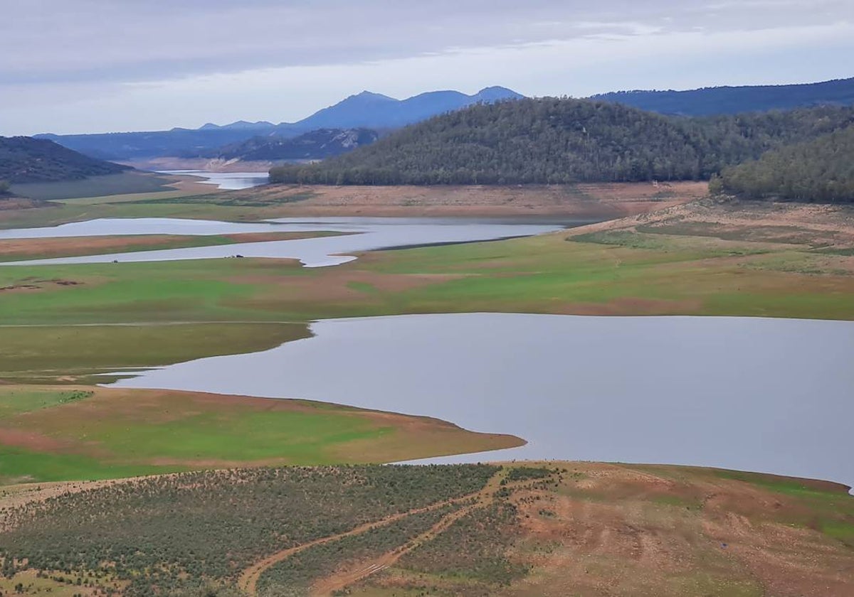 Situación del embalse de Cijara, en Helechosa de los Montes, esta mañana. Acumula casi 300 hm3, al 19,8% de su capacidad.