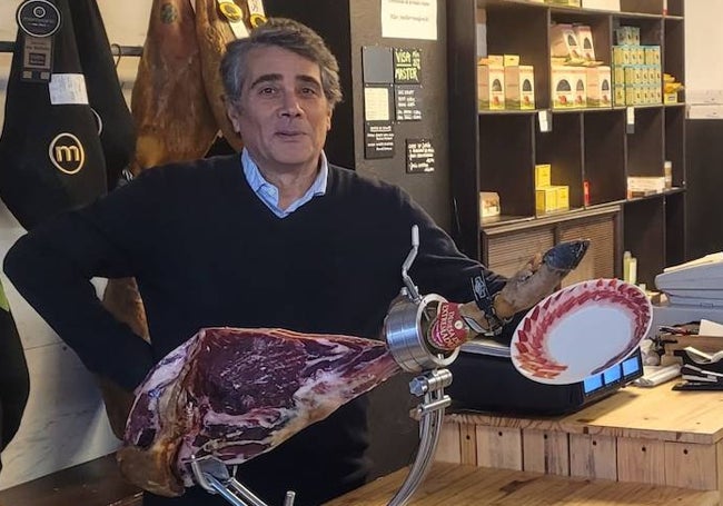 José Manuel Chacón, en la tienda de su cátering.