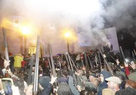 Momento en que los torrejoncillanos disparan salvas y lanzas vivas a la María Inmaculada al abrirse las peurtas de la iglesia de San Andrés.