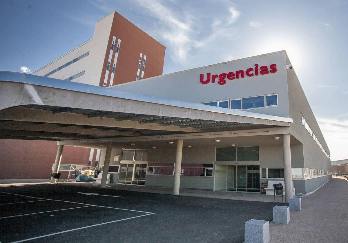 El menor fue atendido en Urgencias del Hospital Universitario tras caerse de un remolque cuando visitaba una finca.