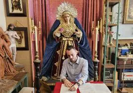 Alberto Portillo, hermano mayor del Despojado, con la Virgen de la Pureza detrás durante la firma del contrato de adquisición de la talla.