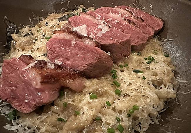 Risotto con trompetas de la muerte y magret de pato