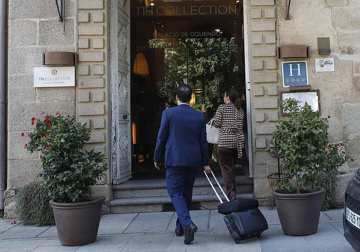 El PSOE de Cáceres alerta de que el turismo está a la baja y el PP destaca que vienen más extranjeros