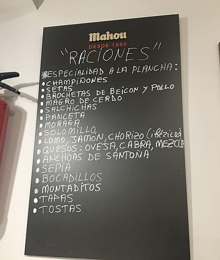 Imagen secundaria 2 - Tosta de solomillo con torta, aperitivo de queso por cortesía de la casa y pizarra con las raciones.