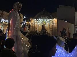 Un momento del pasacalles navideño en la travesía de la N-630 antes de que comenzara a llover