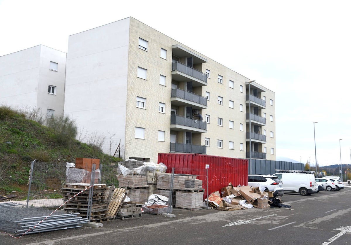 Bloque de viviendas que se está terminando de construir en Plasencia.