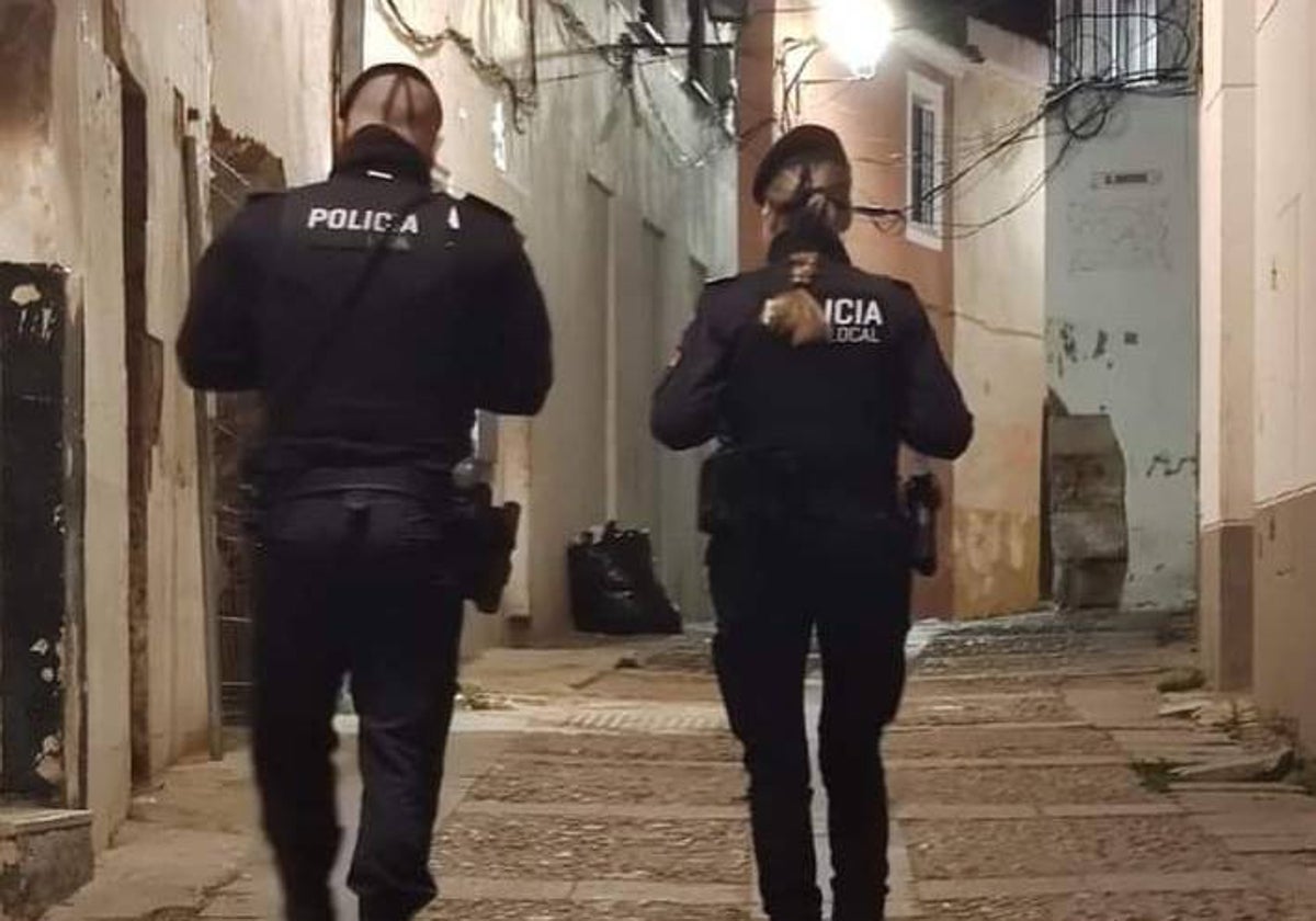 Dos agentes de la Policía Local de Badajoz, en el casco antiguo de la ciudad.