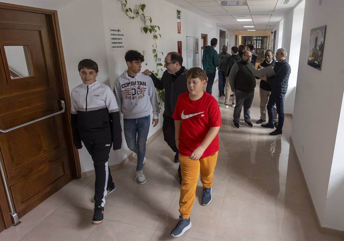 Alumnos y docentes en uno de los pasillos del Seminario de Cáceres.