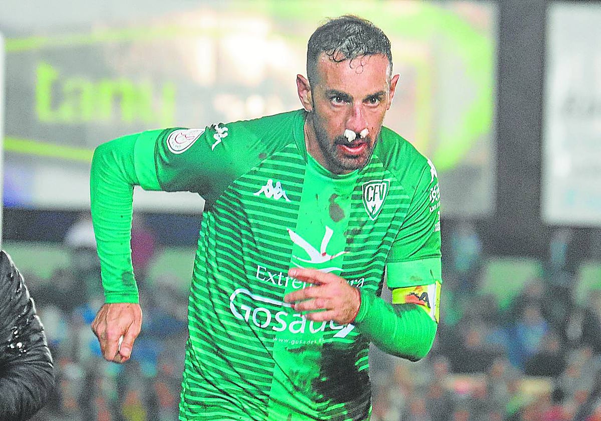 Javi Sánchez, con la camiseta y el brazalete ensangrentados.