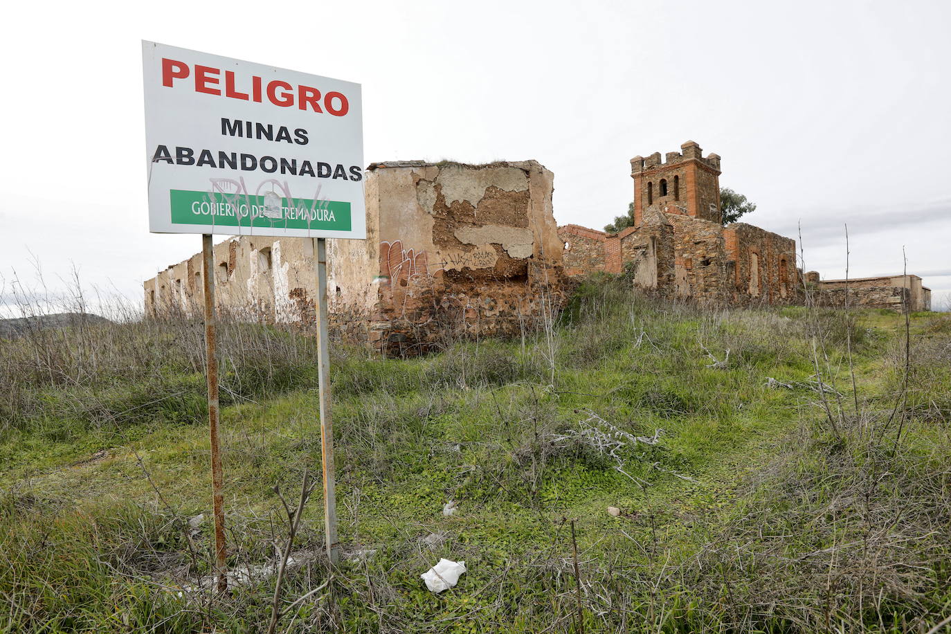 La Junta de Extremadura ha colocado carteles indicando el peligro que suponen las minas abandonadas de Aldea Moret.