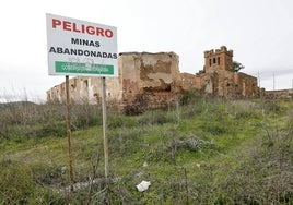 La Junta de Extremadura ha colocado carteles indicando el peligro que suponen las minas abandonadas de Aldea Moret.