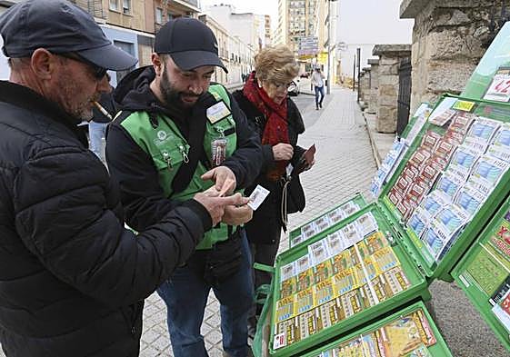 Venta de cupones en el atrio de Santa Eulalia.