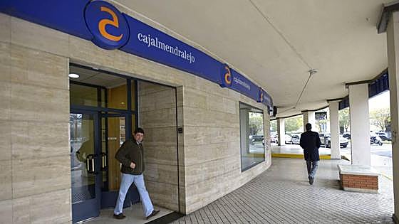 El número de oficinas bancarias cae en la región a pesar de los planes de las diputaciones