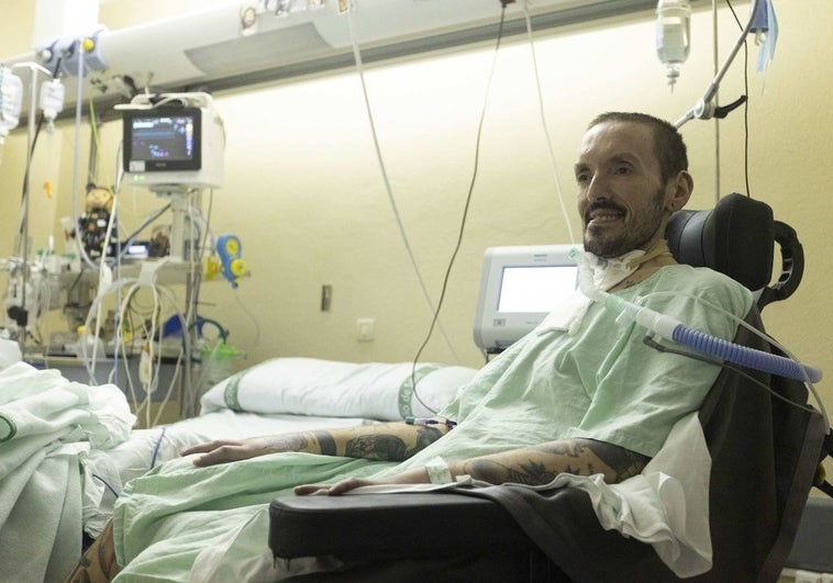 Iván Barroso, cacereño de 37 años, en la habitación del hospital San Pedro de Alcántara donde ha permanecido, tras pasar por UCI, hasta su reciente traslado a Badalona.