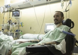 Iván Barroso, cacereño de 37 años, en la habitación del hospital San Pedro de Alcántara donde ha permanecido, tras pasar por UCI, hasta su reciente traslado a Badalona.