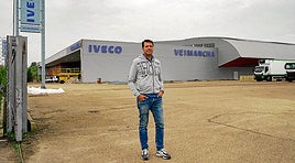 El jefe de ventas de Iveco, Felipe Robles, a las puertas de las nuevas instalaciones.