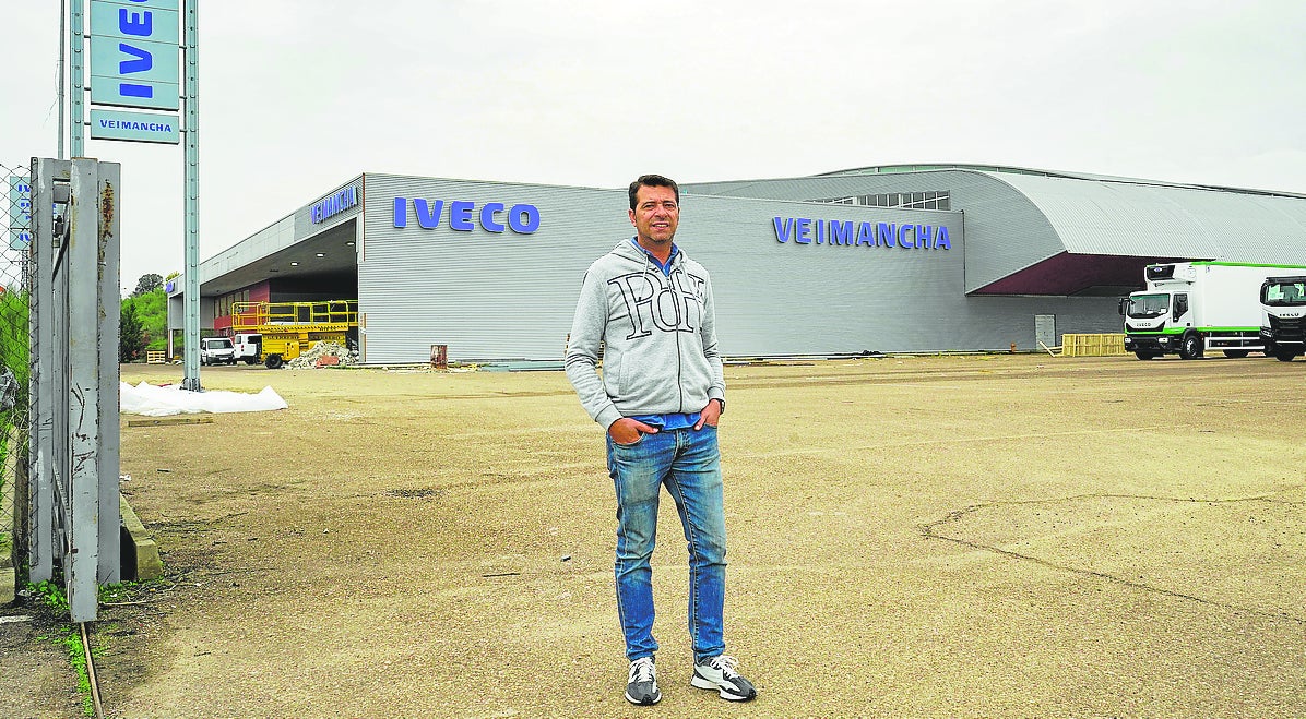 El jefe de ventas de Iveco, Felipe Robles, a las puertas de las nuevas instalaciones.