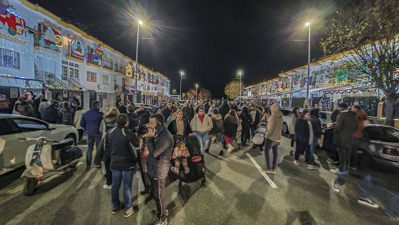 Familias recorriendo la ruta de las casas de Navidad de Montealto.