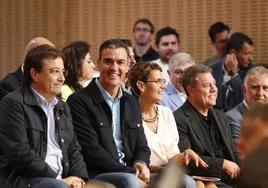 Vara con Pedro Sánchez en una reunión del Consejo Político Federal del PSOE en Zaragoza.