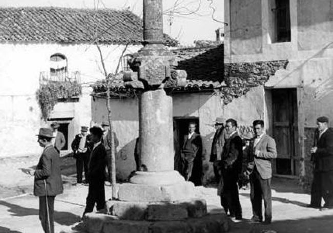 Imagen de Mel Ferrer del rollo del siglo XVI y vecinos de Santa Marta de Magasca.