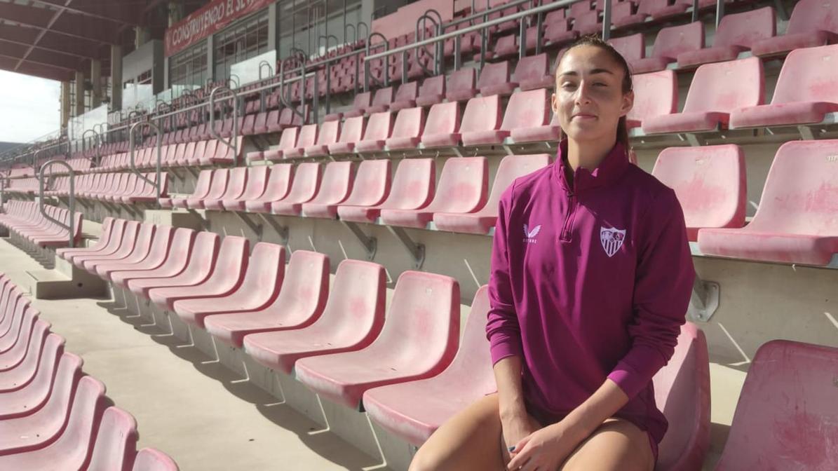 Ana Franco en las gradas del estadio de fútbol del Sevilla FC.