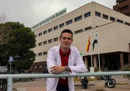 Jesus Flores Godoy, que estudia el MIR y será unos de los médicos que un futuro trabaje como adjunto en Extremadura, delante del Hospital Universitario de Badajoz.