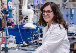 María Escudero en uno de los múltiples laboratorios en los que ha trabajado.