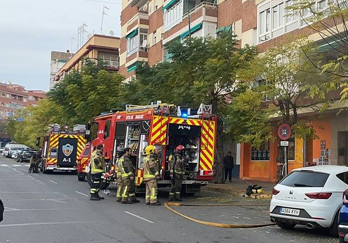 Los bomberos durante la intervención.