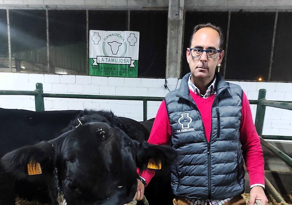 Luis Manuel Hernández, con un ejemplar de su ganadería.