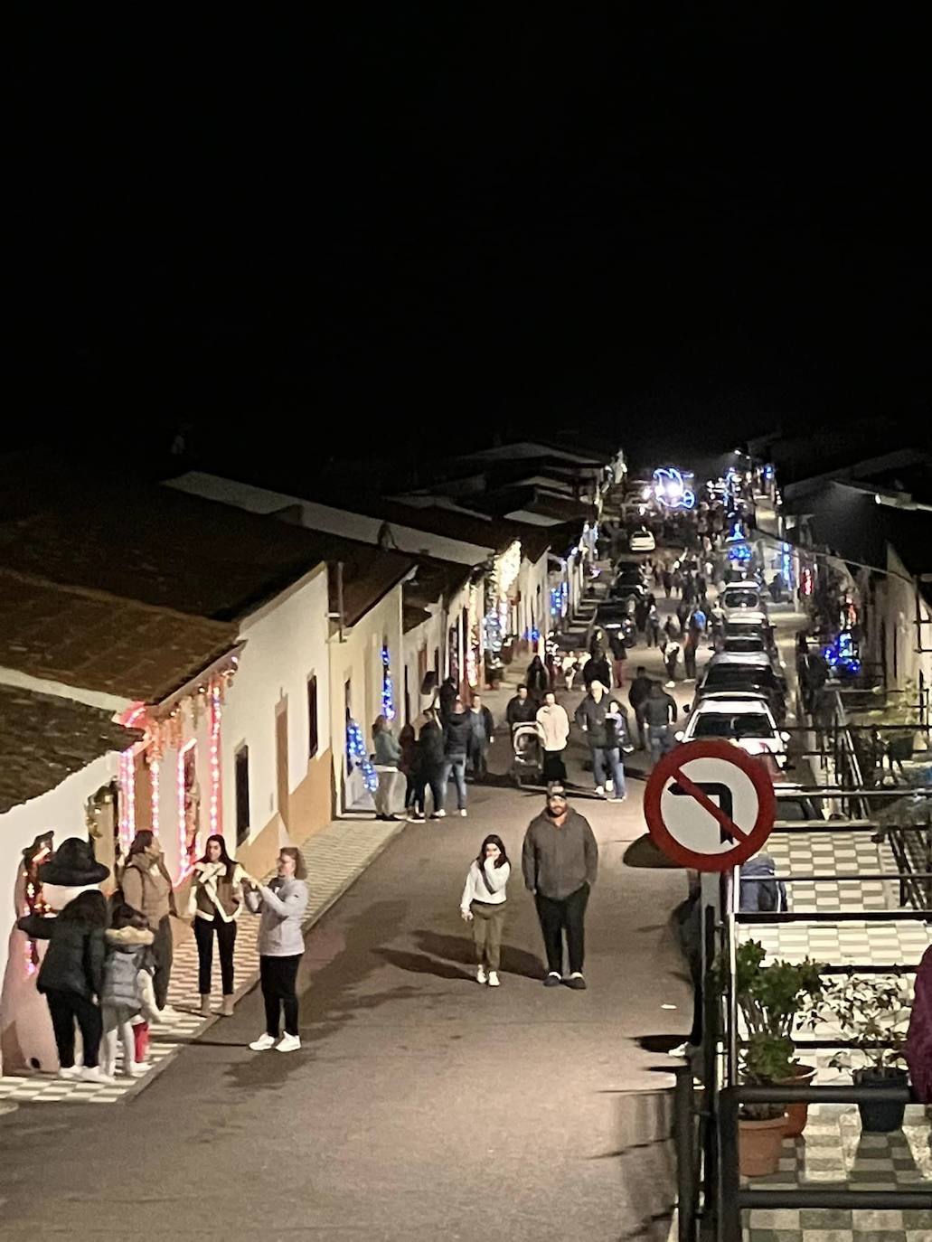 Imagen secundaria 2 - Arriba, Belén Monumental de la familia Correa-Melado. Abajo, afluencia de vecinos el día del encendido en la calle Libertad.