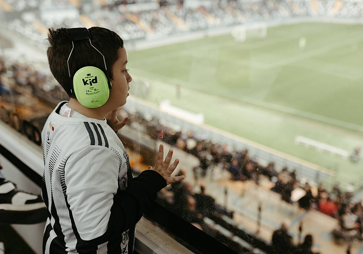 Hugo, el domingo en la zona de las cabinas de prensa del Nuevo Vivero, mirando al césped detrás del cristal.
