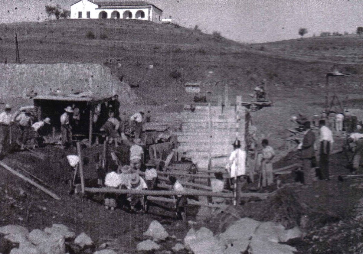 Presos trabajando para levantar el canal y la presa de Montijo.