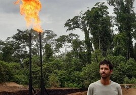 Sánchez, ante un mechero petrolífero en la Amazonia ecuatoriana.