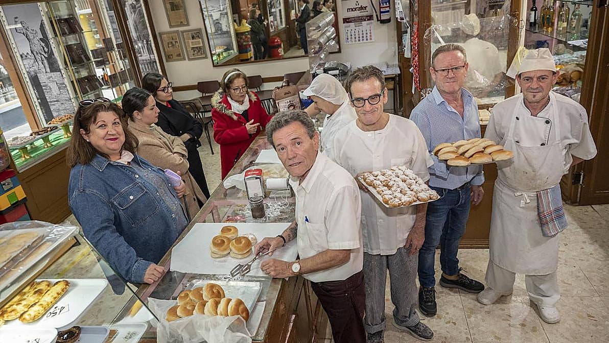 Antonio,Eduardo, Juan Miguel y José María Martínez llevan el negocio detrás y delante del mostrador en la sede clásica de Francisco Pizarro y la nueva de la avenida de Huelva.