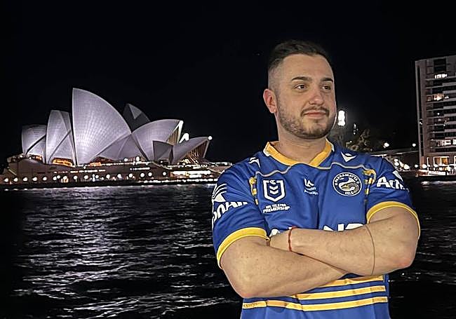 Juan Manuel Romero con el edificio de la ópera de Sídney al fondo.