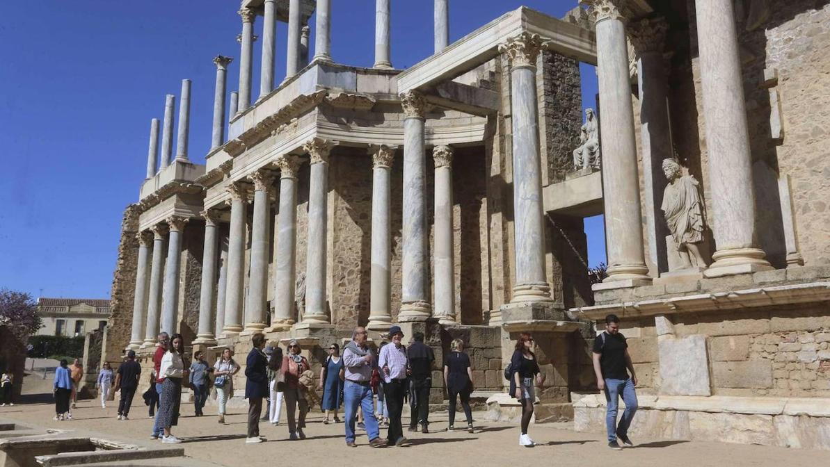 Turistas visitan el Teatro Romano de Mérida.