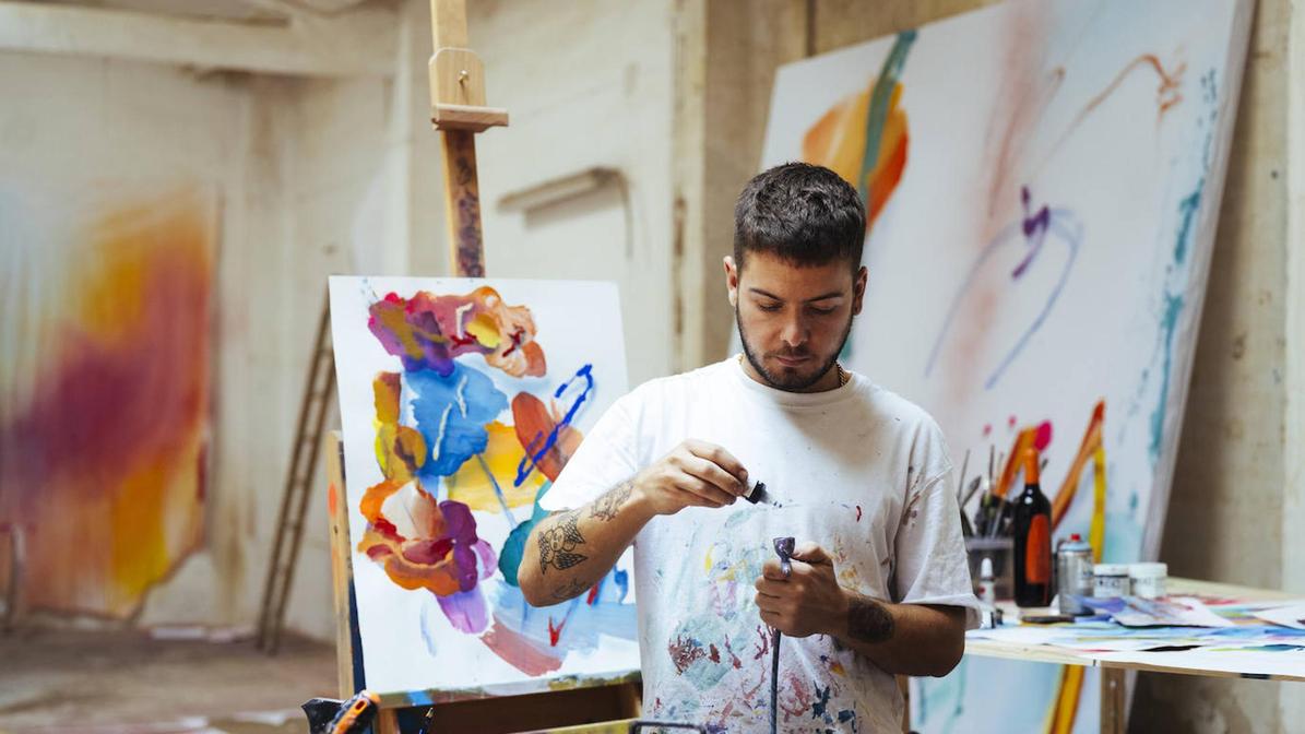 Misterpiro, en plena tarea creativa en el taller.
