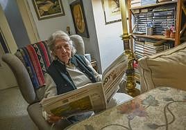 Blanca Durán lee el HOY en el salón de su casa cada mañana.