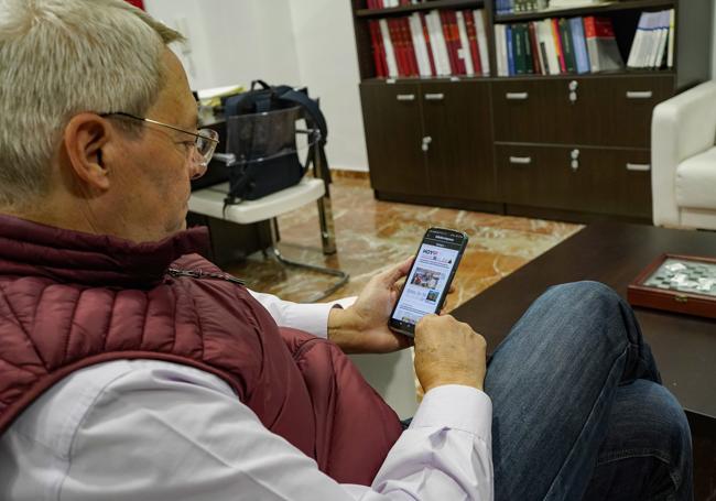 Carlos Javier consulta HOY en su móvil.