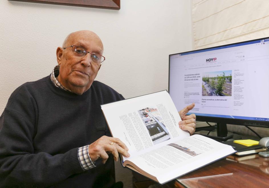 José Luis Arellano enseña el libro con las cartas a la directora publicadas en HOY.