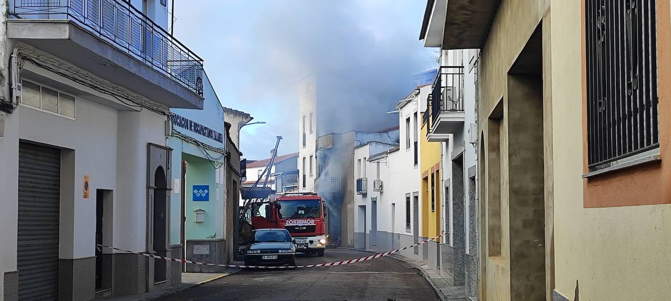 Imágenes del incendio en una casa de Zalamea de la Serena