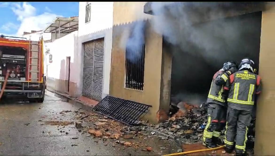 Imágenes del incendio en una casa de Zalamea de la Serena