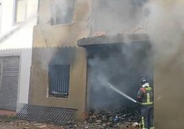 Imágenes del incendio en una casa de Zalamea de la Serena