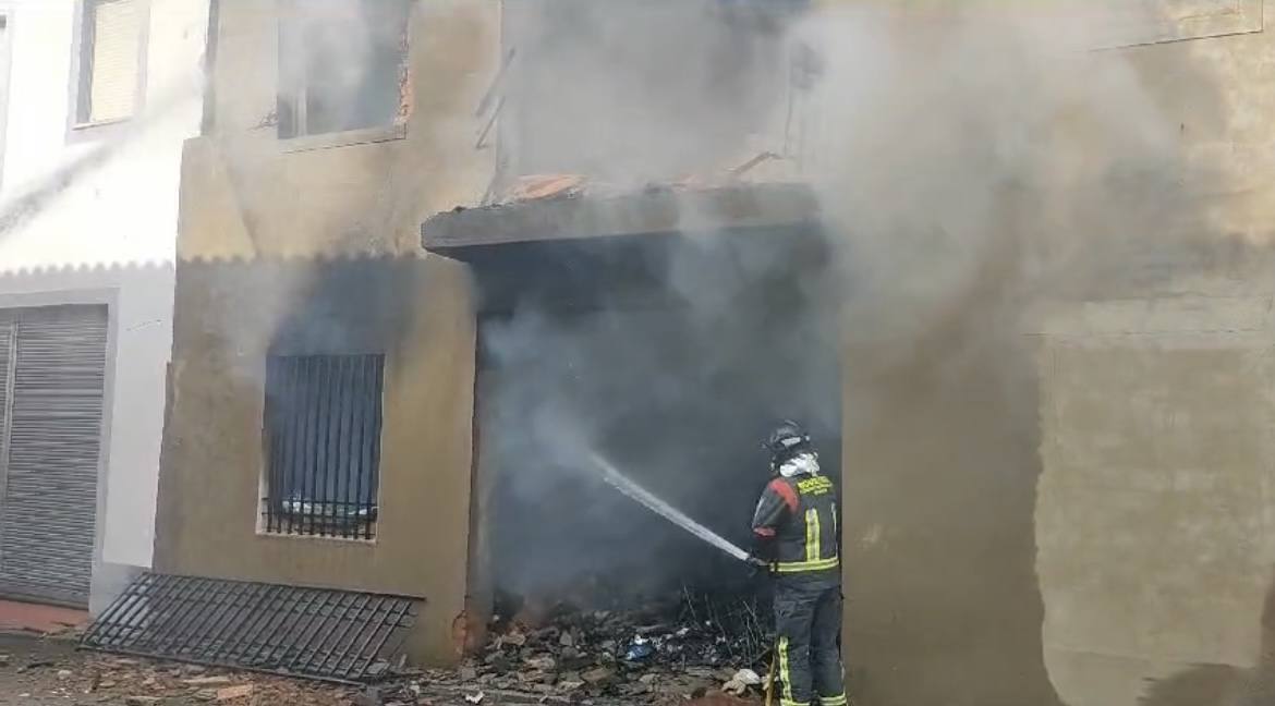 Imágenes del incendio en una casa de Zalamea de la Serena