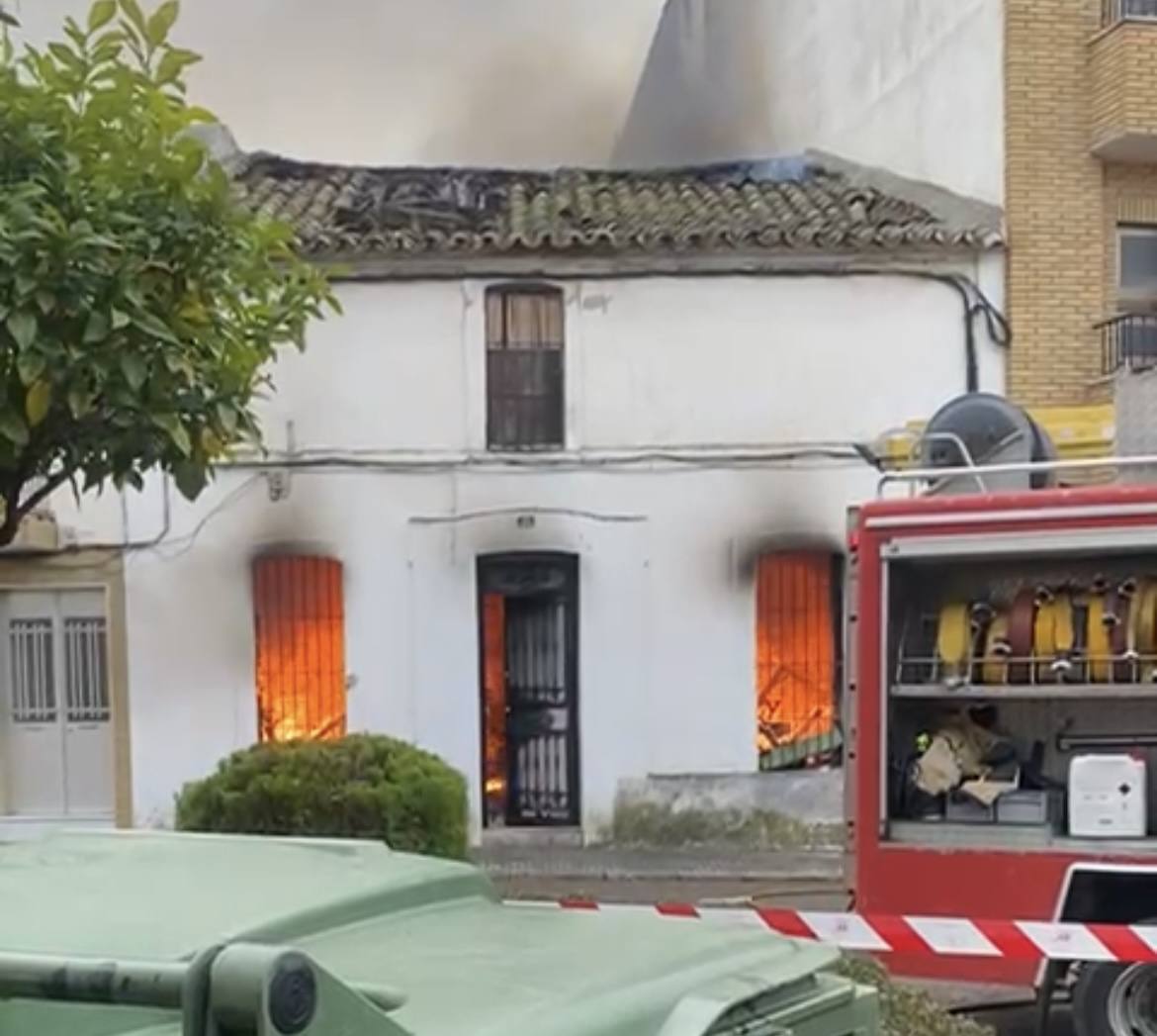 Imágenes del incendio en una casa de Zalamea de la Serena