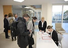 Los asistentes al llegar a la recepción del foro