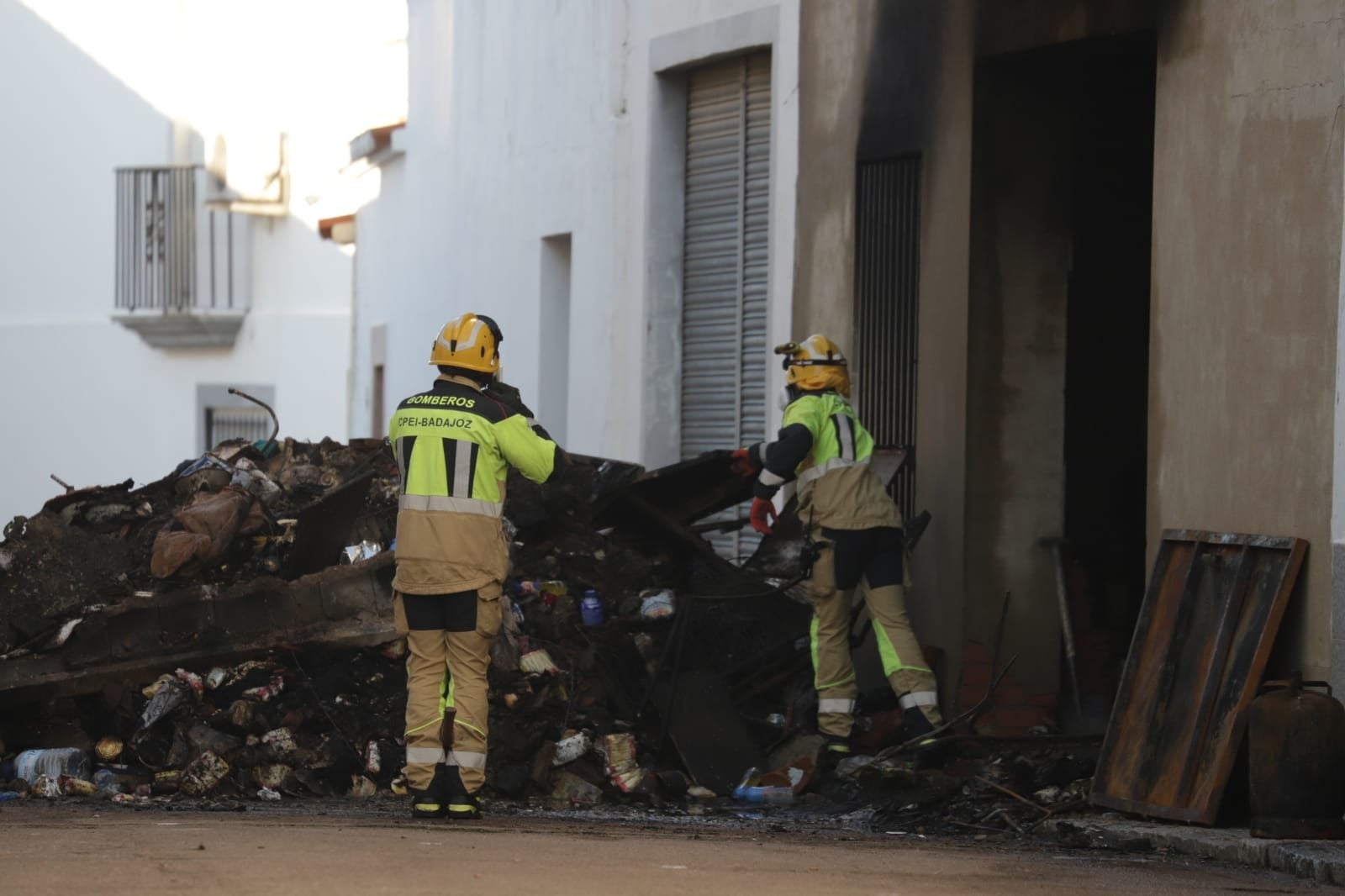 Segundo día de búsqueda en la casa incendiada en Zalamea