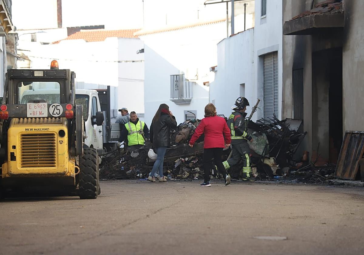 Segundo día de búsqueda en la casa incendiada en Zalamea